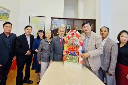 Bí thư Thành ủy Đà Lạt thăm, tặng quà, tri ân các gia đình chính sách