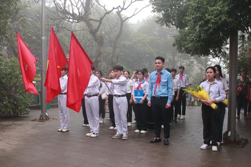 Đoàn đại biểu Cháu ngoan Bác Hồ tỉnh dâng hương tưởng nhớ các Vua Hùng