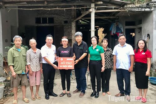 Trao hỗ trợ 10 triệu đồng cho 2 con của anh Đồng Đại Cường