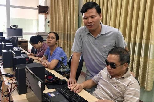 Người khiếm thị có sinh kế bền vững nhờ công nghệ