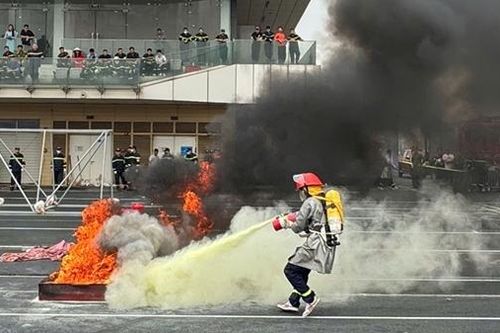 Sôi nổi hội thi nghiệp vụ chữa cháy và cứu nạn, cứu hộ Công an TP Hà Nội