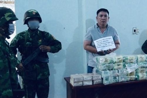 Ngụy trang 26kg ma túy tổng hợp, 10 bánh heroin dưới dạng gói trà