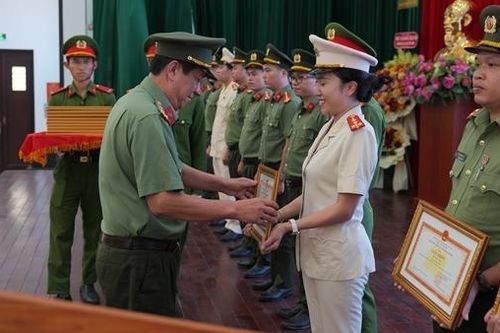 Tuyên dương 18 gương mặt trẻ Công an Bình Dương tiêu biểu 2024