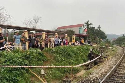 Lái xe công nông bị tàu hỏa đâm tử vong