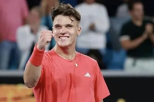 Jakub Mensik thăng hoa để giành vé bán vào kết