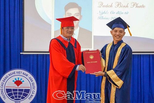 Trao bằng tốt nghiệp trung cấp, cao đẳng cho 228 sinh viên