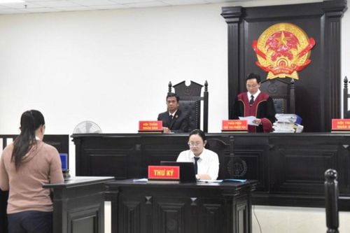 Kế toán trưởng bàn với chồng 'biển thủ' tiền bảo hiểm của học sinh để xây nhà