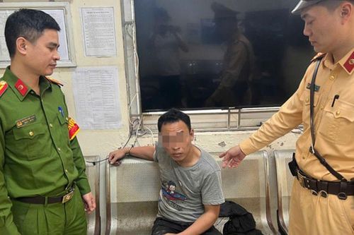 Hà Nội: CSGT khống chế đối tượng trong trạng thái kích động hành hung người dân