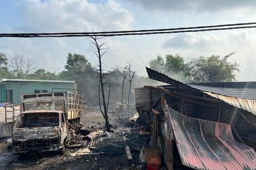 Bà hỏa thiêu rụi vựa ve chai lớn nằm giữa cánh đồng ở Bình Dương