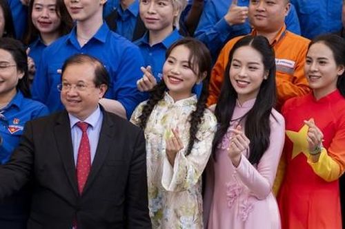 Phương Mỹ Chi được trao giải thưởng 'Gương mặt trẻ triển vọng'