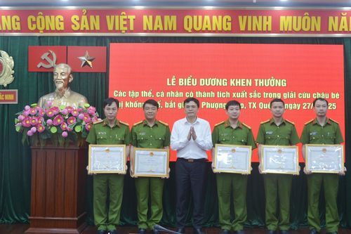 Khen thưởng tập thể, cá nhân trong vụ giải cứu bé gái bị khống chế ở Bắc Ninh