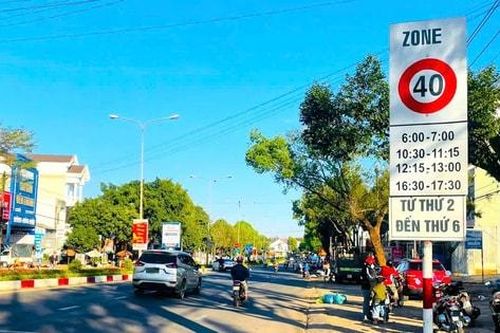 Cả nước còn hơn 440 cụm đèn tín hiệu và 2.600 biển báo giao thông bất cập cần khắc phục