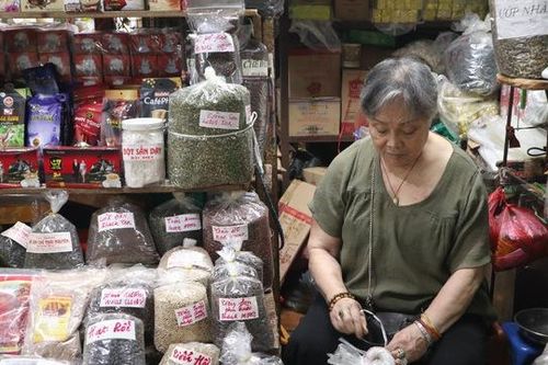 Chợ Đồng Xuân đìu hiu, tiểu thương ngồi 'bấm điện thoại'