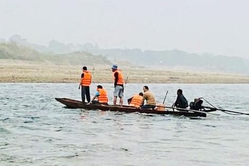 Tìm kiếm 2 học sinh nghi mất tích trên sông Mã