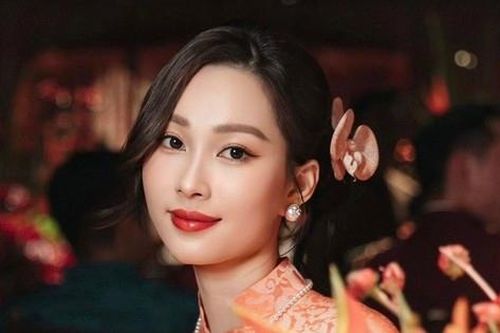 Khoe túi hiệu nhưng Hoa hậu Đặng Thu Thảo rất kín đáo, để ý lắm mới nhận ra