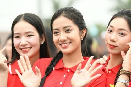Top 41 Hoa hậu Việt Nam mặc áo cờ đỏ sao vàng dự Lễ Thượng cờ tại Hiền Lương - Bến Hải