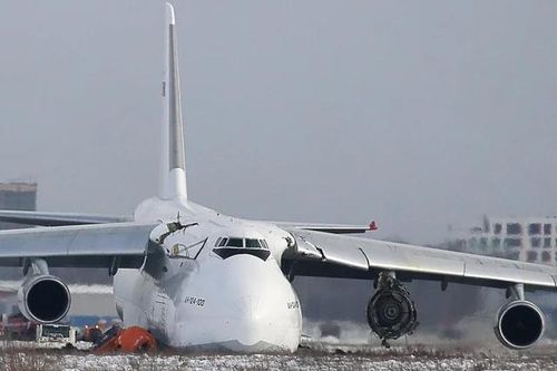 Tổn thất lớn khi máy bay vận tải An-124 bốc cháy tại sân bay Mineralnye Vody
