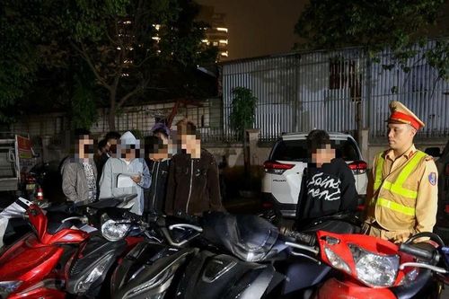 'Xuyên đêm' theo chân Cảnh sát giao thông Hà Nội