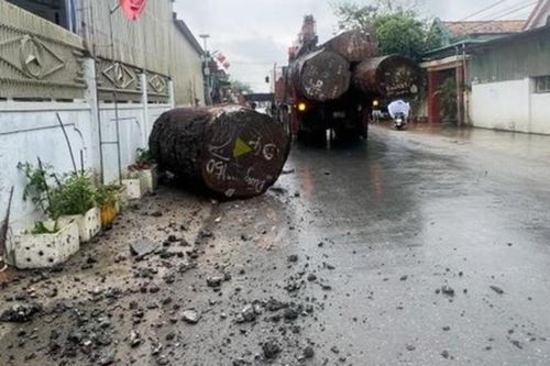 Cô gái thoát nạn trong gang tấc khi khối gỗ rơi từ xe tải xuống đường