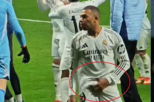 Mbappe ăn mừng phản cảm