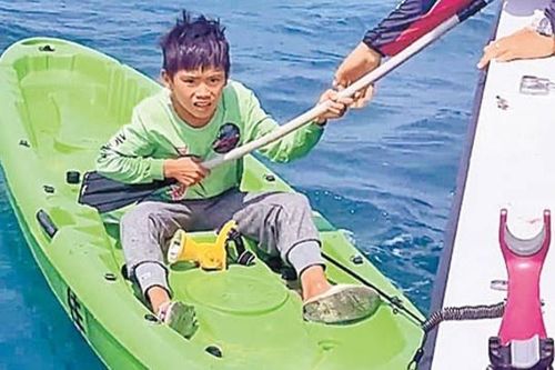 Ngủ quên khi đi câu mực, bé trai Trung Quốc trôi dạt 24 giờ trên biển