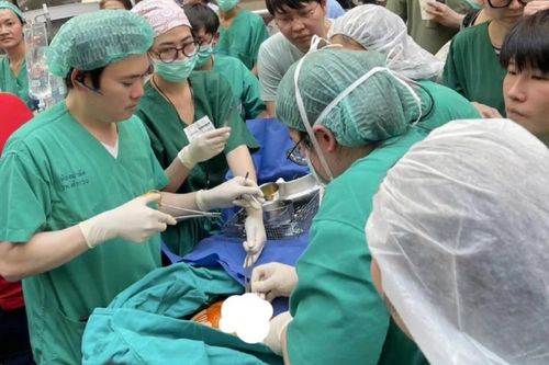 Bác sĩ Thái Lan khâu vết mổ cho bệnh nhân ngoài trời khi động đất