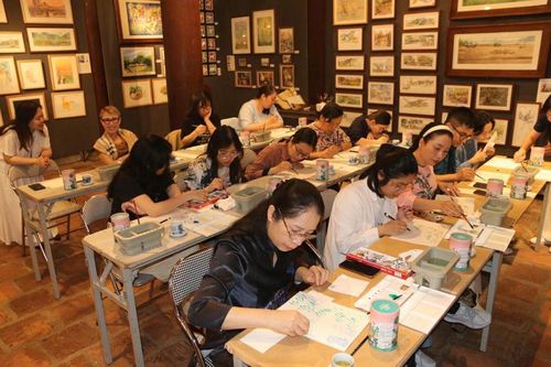 Du khách thích thú sáng tạo nghệ thuật độc đáo tại Văn Miếu Quốc Tử Giám