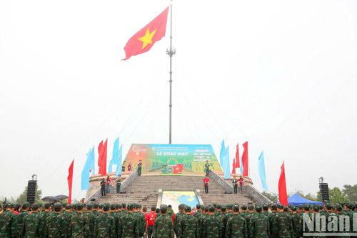 Lễ thượng cờ ở Di tích quốc gia đặc biệt đôi bờ Hiền Lương-Bến Hải