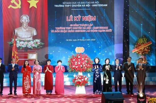 Trường THPT chuyên Hà Nội-Amsterdam đón nhận Huân chương Lao động hạng Nhất