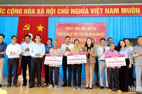 Đoàn công tác thành phố Đà Lạt về nguồn và trao tặng nhà đại đoàn kết tại căn cứ cách mạng Ma Nới