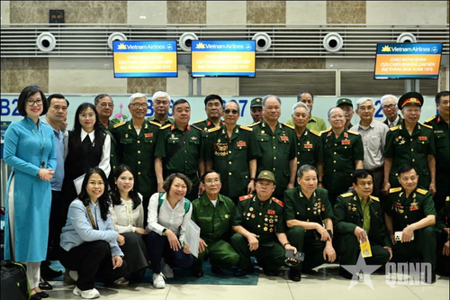 Hành trình cảm xúc trên chuyến bay trở về thời hoa lửa
