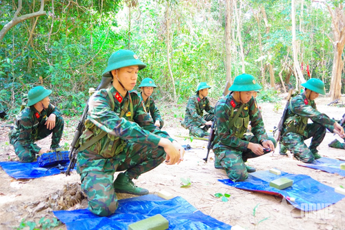Chiến sĩ mới 'vững bước tiến lên'