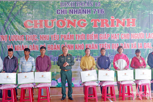 Chi nhánh 716 (Binh đoàn 15) trao 666 suất quà tặng người lao động và nhân dân