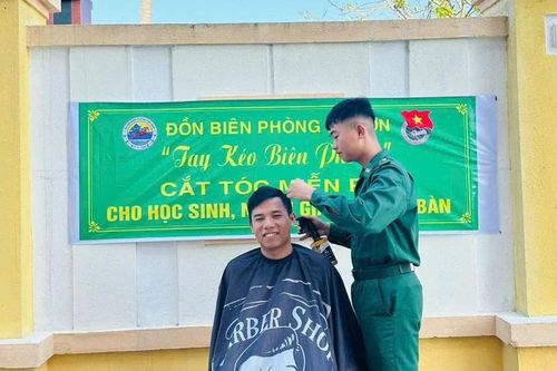 Bộ đội Biên phòng cắt tóc miễn phí cho người dân đảo Lý Sơn