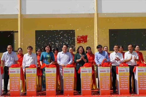 Chương trình 'Thắp sáng niềm tin - Vượt khó đến trường': Tặng học bổng, bàn giao công trình trường học hơn 6 tỷ đồng tại Bến Tre