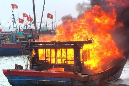 Tàu cá ngư dân Quảng Bình bốc cháy dữ dội trên sông Nhật Lệ