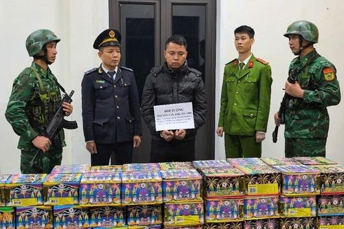 Khởi tố đối tượng vận chuyển pháo lậu từ Lào về Việt Nam