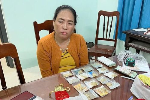 'Nữ quái' đưa vàng giả đi cầm cố, gặp ngay công an...