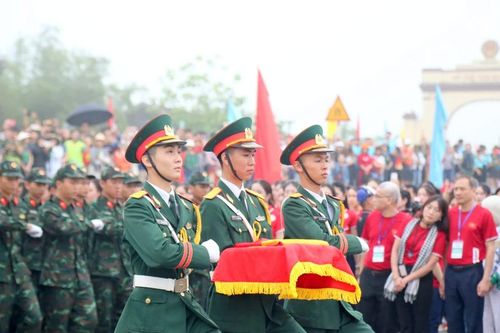 Thiêng liêng Lễ thượng cờ ở Di tích đôi bờ Hiền Lương - Bến Hải