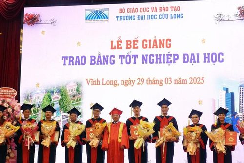 Trường ĐH Cửu Long trao bằng tốt nghiệp cho gần 600 tân cử nhân, kỹ sư hệ từ xa