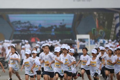 Hơn 10 nghìn vận động viên ở Hà Tĩnh tranh tài giải chạy học sinh S-Race 2025