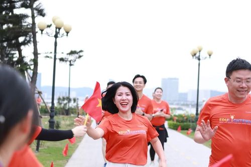 Gần 200 thầy cô tham gia chạy bộ 'nối nhịp bước chân yêu thương'