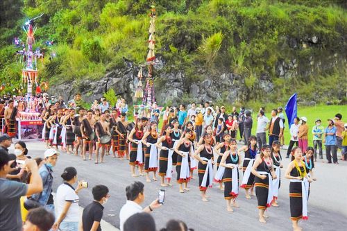 Đặc sắc nghệ thuật trang trí cây nêu của đồng bào Co
