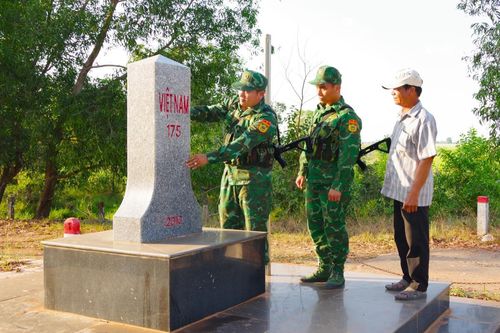 Nỗ lực tuyên truyền phổ biến pháp luật và chăm lo nâng cao đời sống nhân dân khu vực biên giới