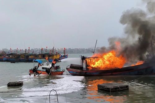 Cháy tàu cá neo đậu gần bờ, thiệt hại trên 1,2 tỉ đồng