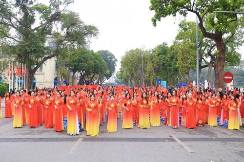 Hơn 1.000 phụ nữ Hà Nội diễu hành áo dài và xếp hình bản đồ Việt Nam