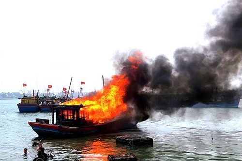 Tàu cá bốc cháy dữ dội trên sông Nhật Lệ, thiệt hại ước tính 1,2 tỷ đồng