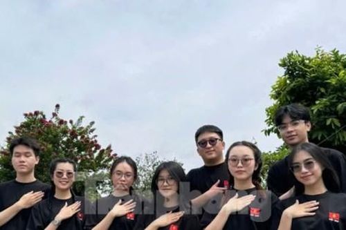 Thêu Việt Nam lên ngực