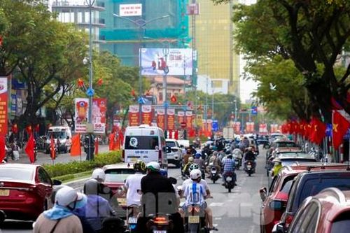 Đường phố Đà Nẵng rực sắc cờ trong ngày kỷ niệm 50 năm giải phóng thành phố