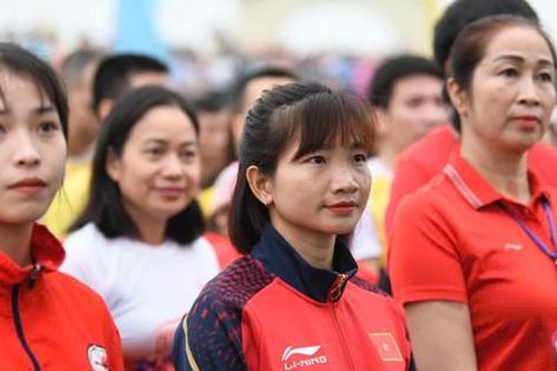 Nguyễn Thị Oanh, Lê Thị Tuyết và Lễ Thượng cờ đầy cảm xúc tại Tiền Phong Marathon 2025
